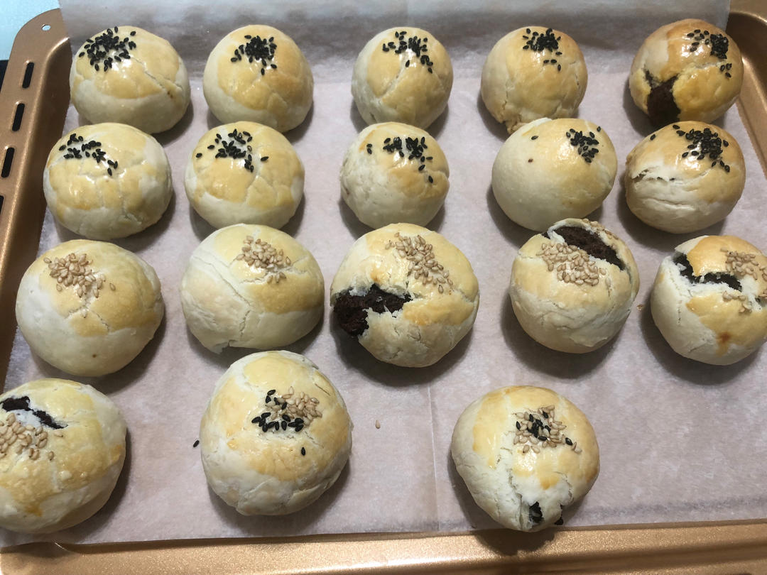【莲蓉蛋黄酥】网红大叔教你做蛋黄酥，学到就是赚到！
