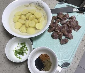 孜然土豆烤香肠(空气炸锅版)的做法 步骤1