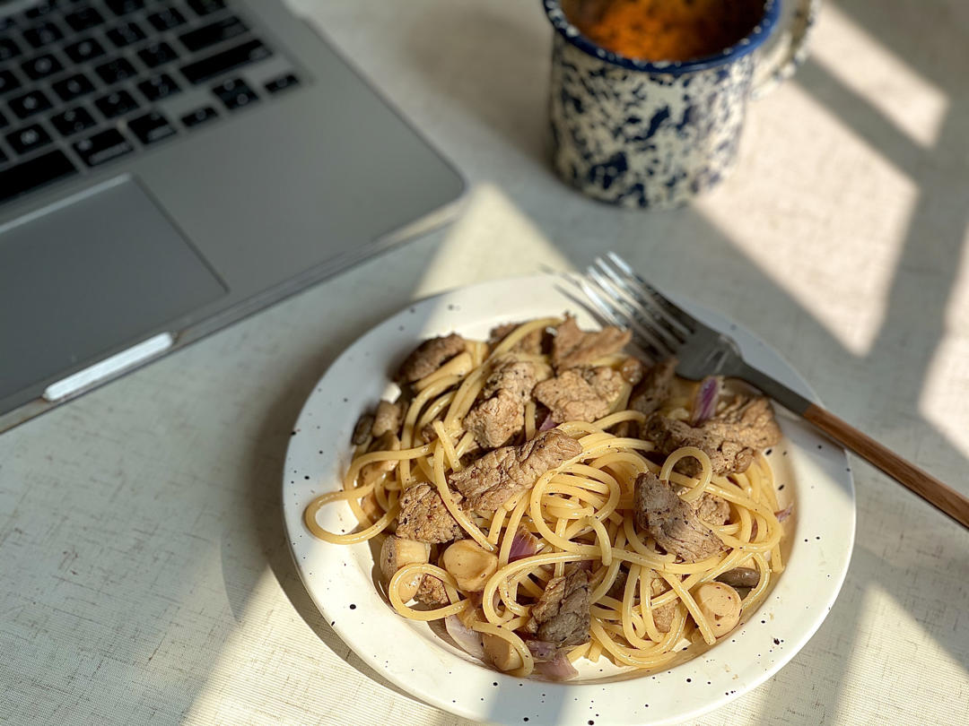 红绿灯彩椒黑椒牛排肉意面