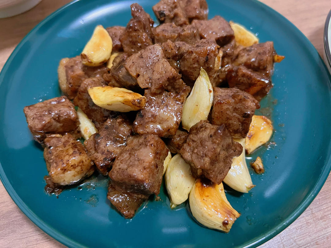好吃到舔盘的蒜香黑椒牛肉粒