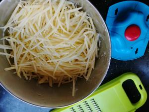 凉拌土豆莴笋丝的做法 步骤2