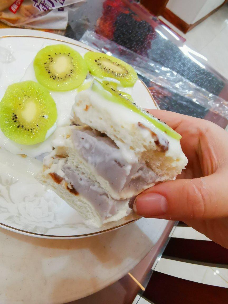 不会烘焙❓来做这款❗️草莓芋泥酸奶吐司蛋糕