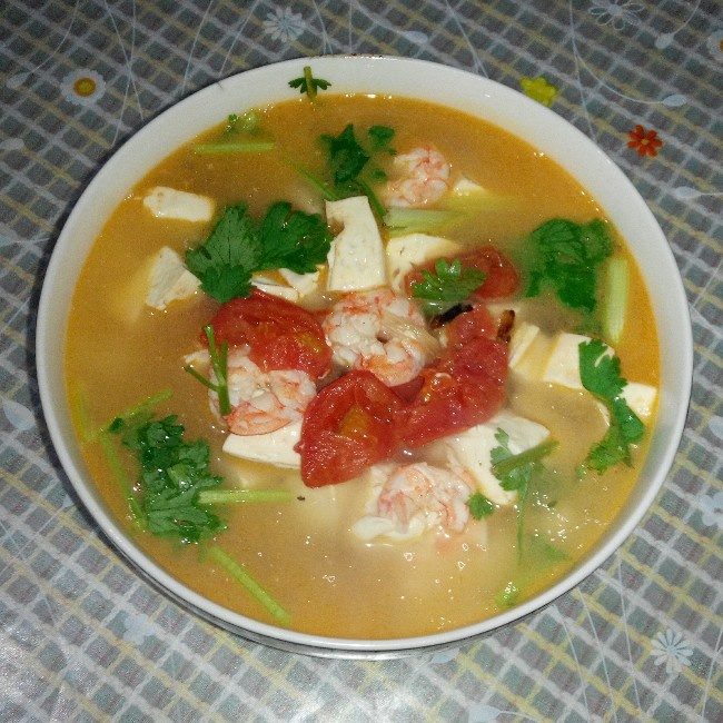西红柿冻豆腐虾仁汤