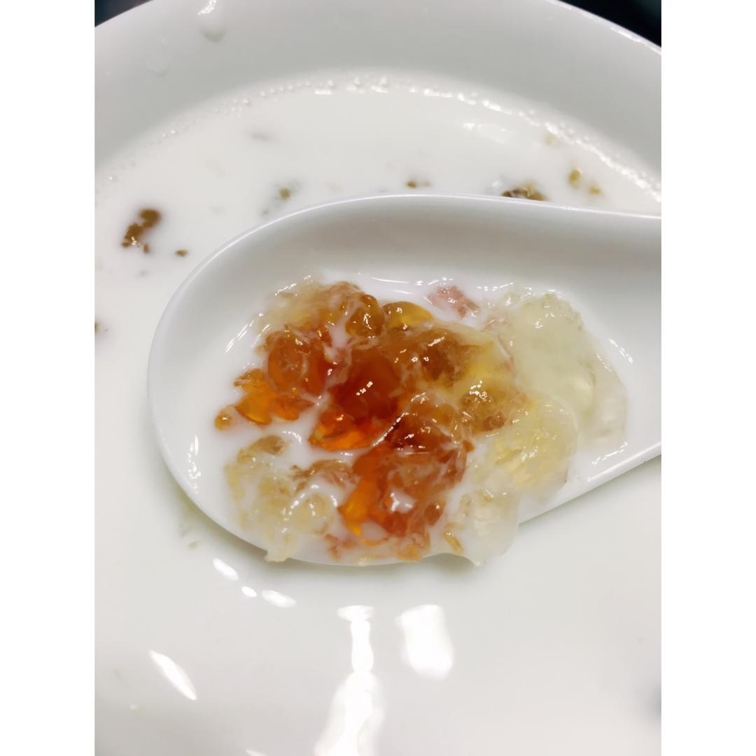{何故居｝桃胶奶