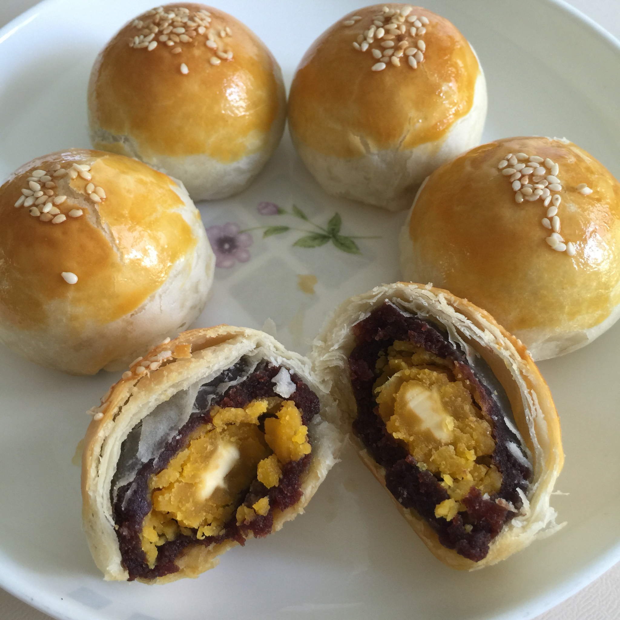 蛋黄酥 Danhuangsu