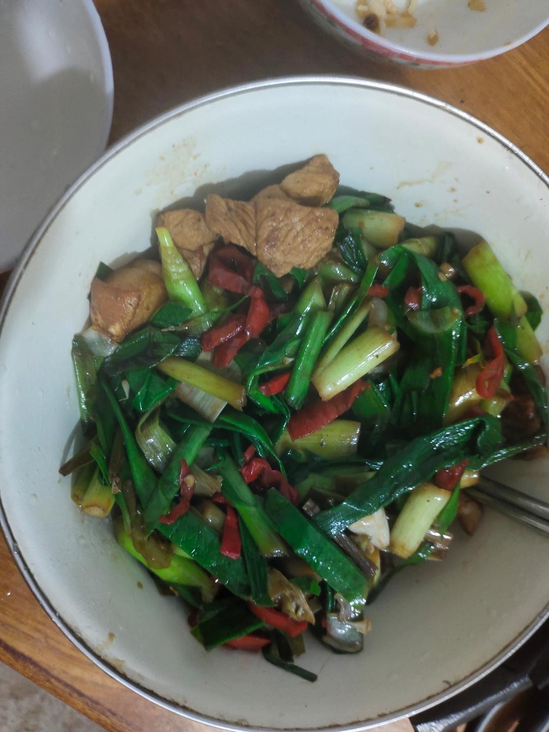 简易版超下饭 蒜苗炒肉（蒜叶炒肉）