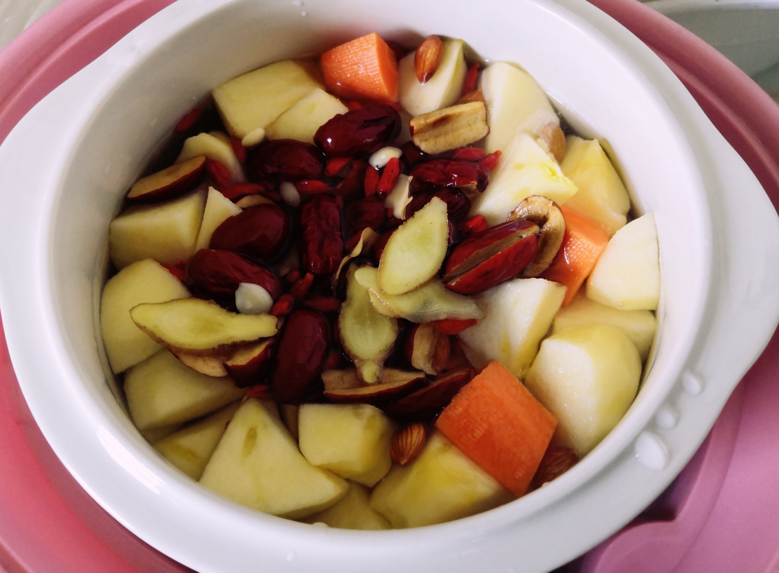 止咳润肺猪骨炖苹果汤的做法