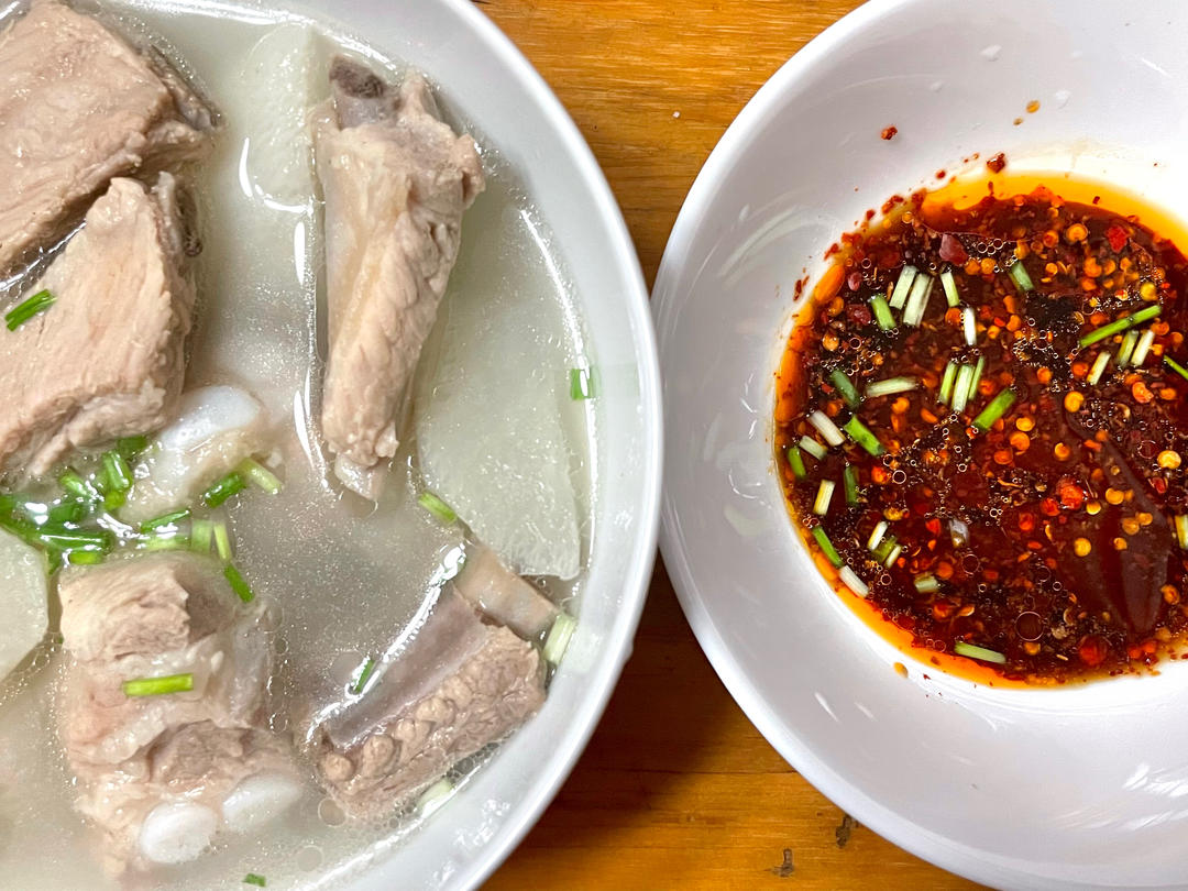 白萝卜排骨汤～～～食材简单但清甜好喝