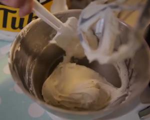 如何制作奶油糖霜（How to make Perfect Buttercream Icing）的做法 步骤6