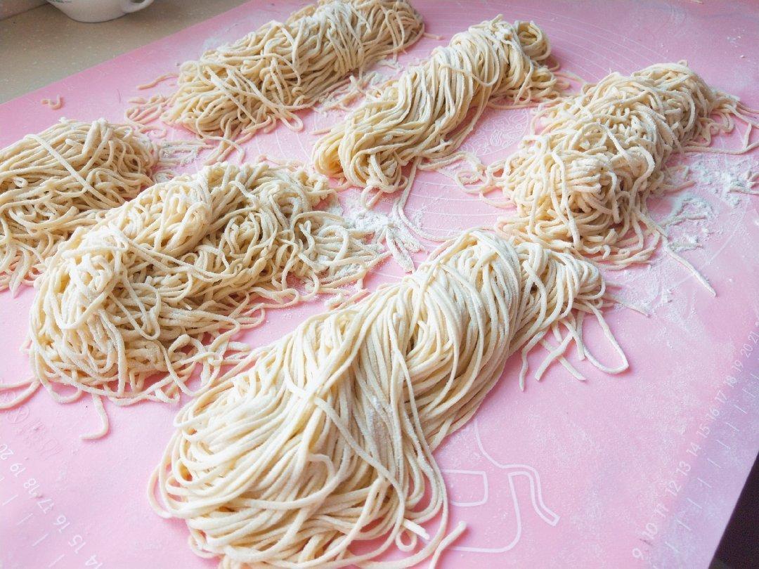 【爽滑筋道的自制面条】（鸡蛋面、菠菜面和胡萝卜面）-面面俱到，家的味道