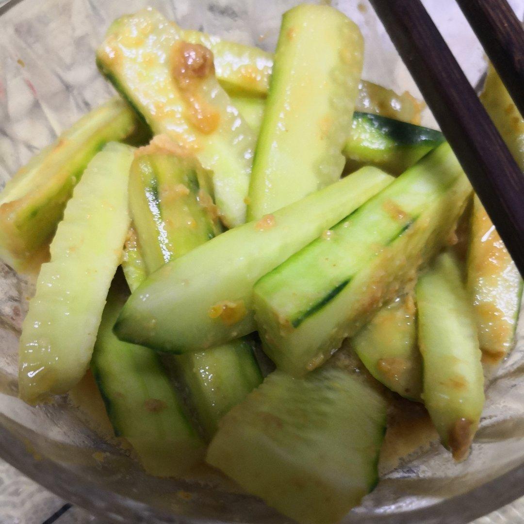 咸蛋黄凉拌黄瓜！