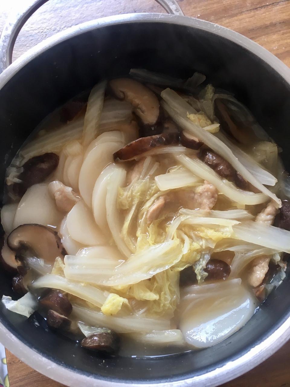 家的味道：青菜肉丝年糕汤