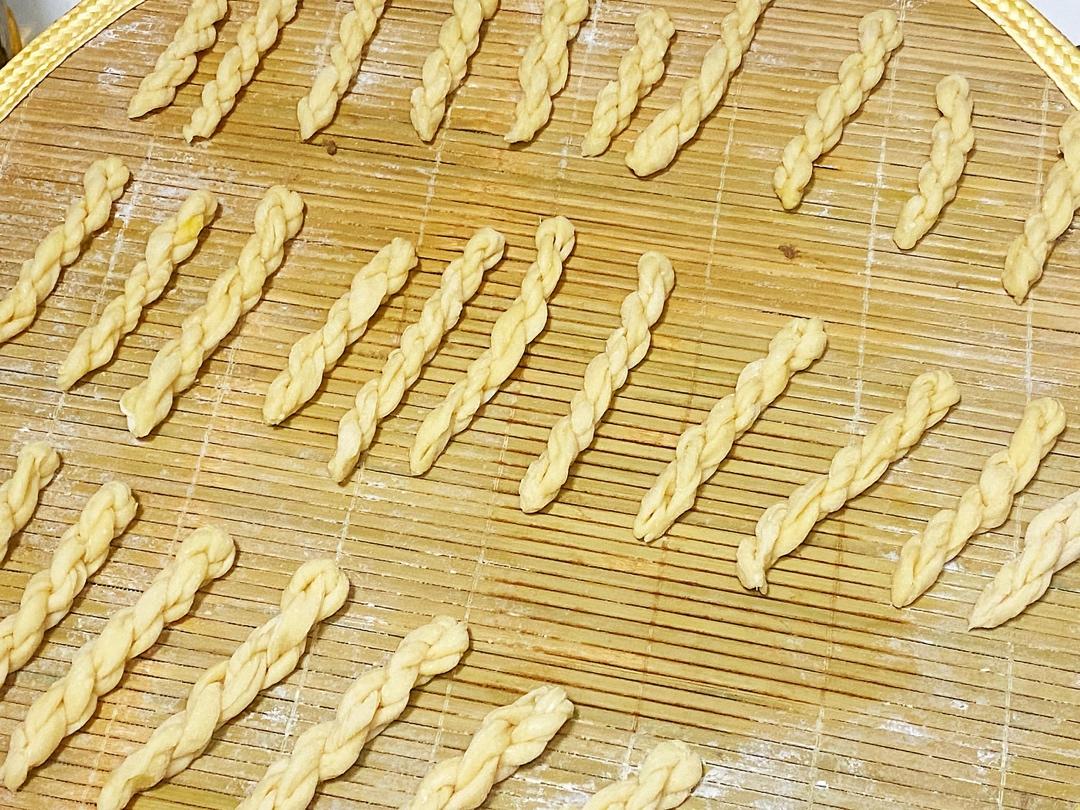 又香又酥鸡蛋小麻花，适合不爱甜食的你
