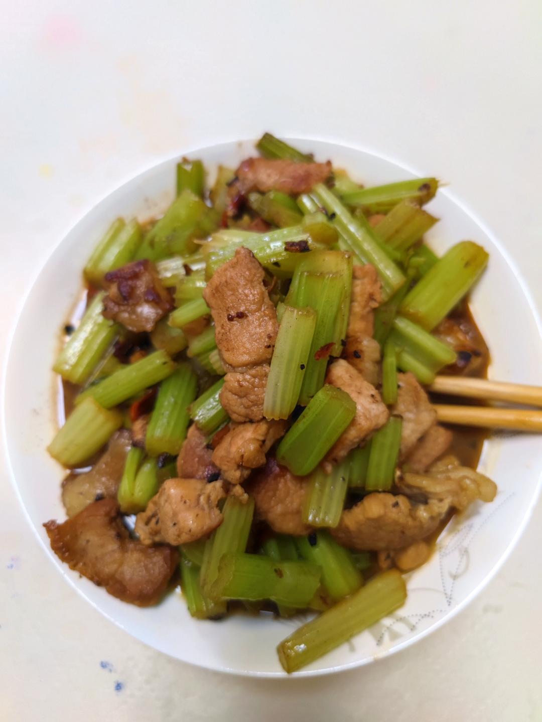 有点费米饭的芹菜炒肉