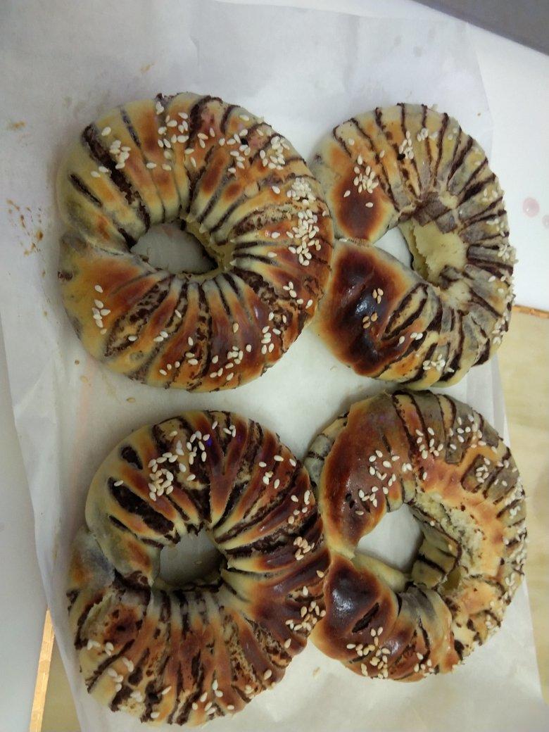 松软可口的红豆沙面包卷