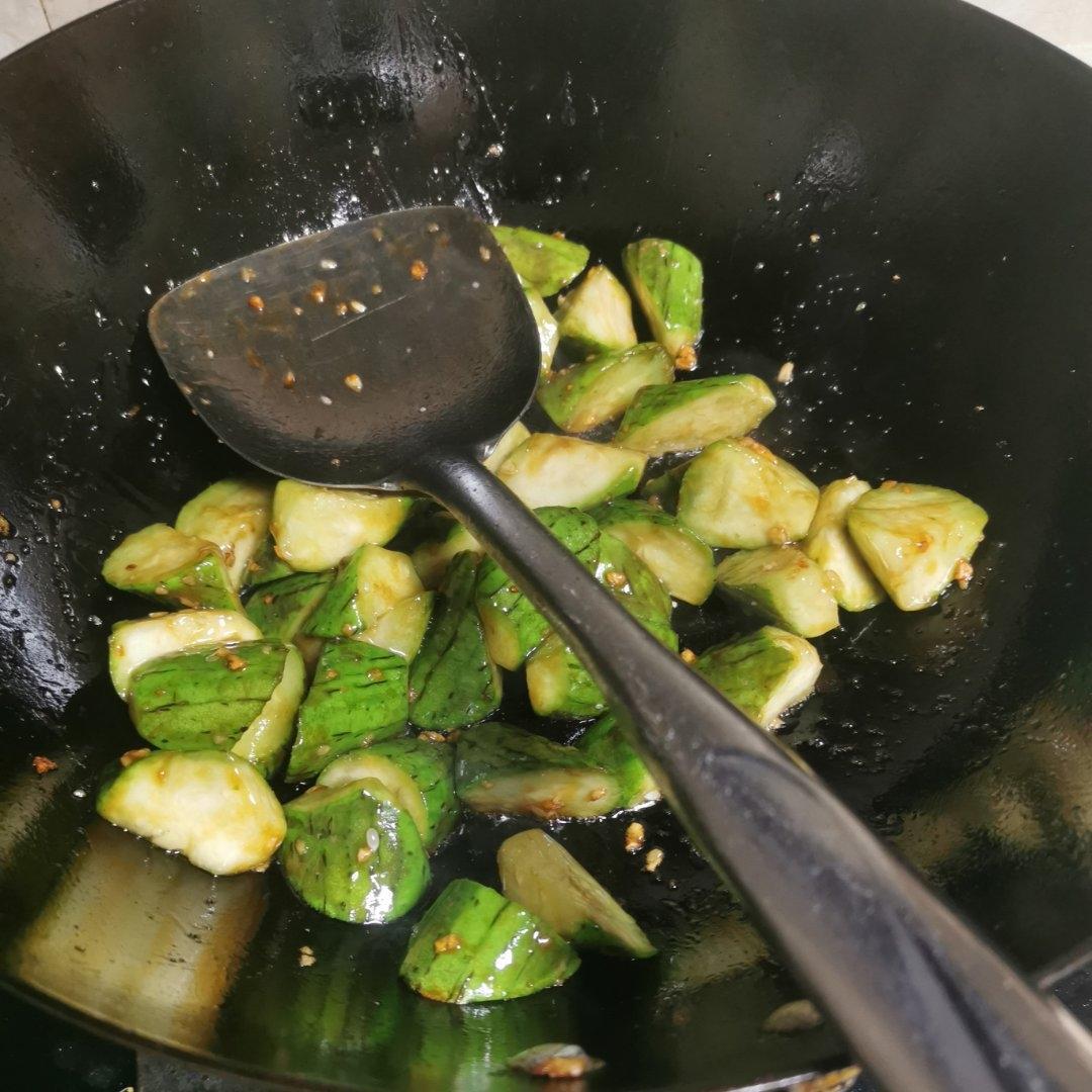 分享一个丝瓜好吃的做法，不清炒不水煮，清脆爽口还下饭，吃不腻