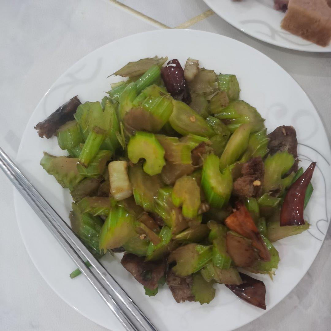 快炒西芹（芹菜）炒腊肠手残也能做