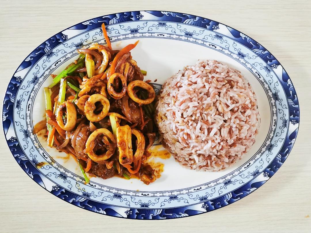 铁板风酱爆笔管鱼（鱿鱼，章鱼，墨鱼仔）