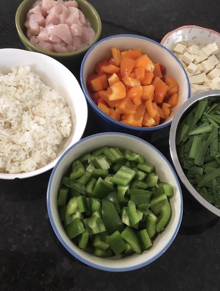 🍓“彩椒鸡肉炒饭”的做法
