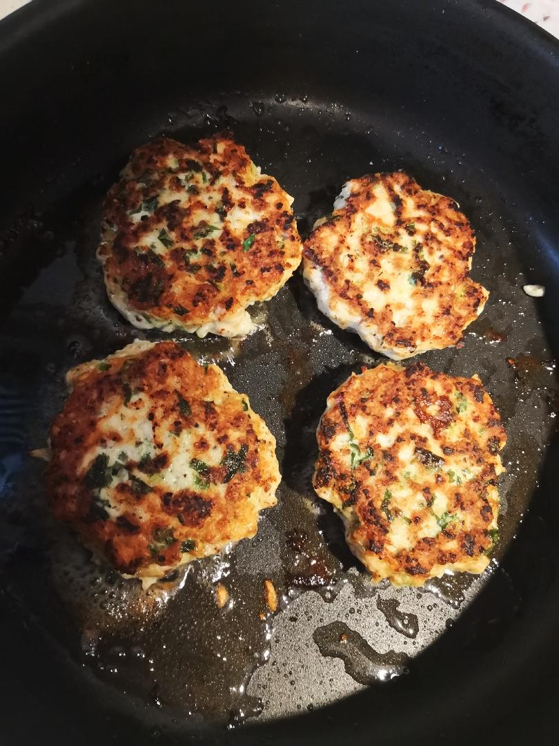 杏仁鸡胸肉饼，特别适合减脂，告别索然无味鸡胸肉的做法
