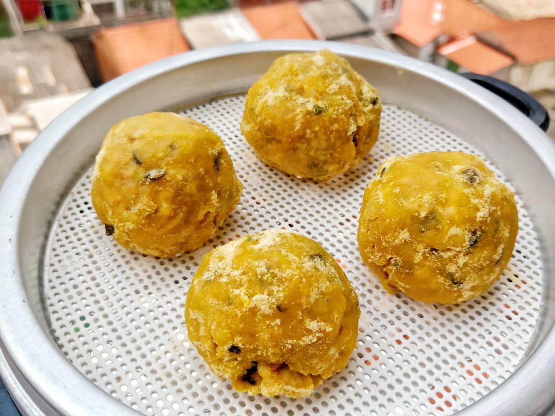 不可卡卡做的玉米面素馅儿菜团子～～吃点儿粗粮系列