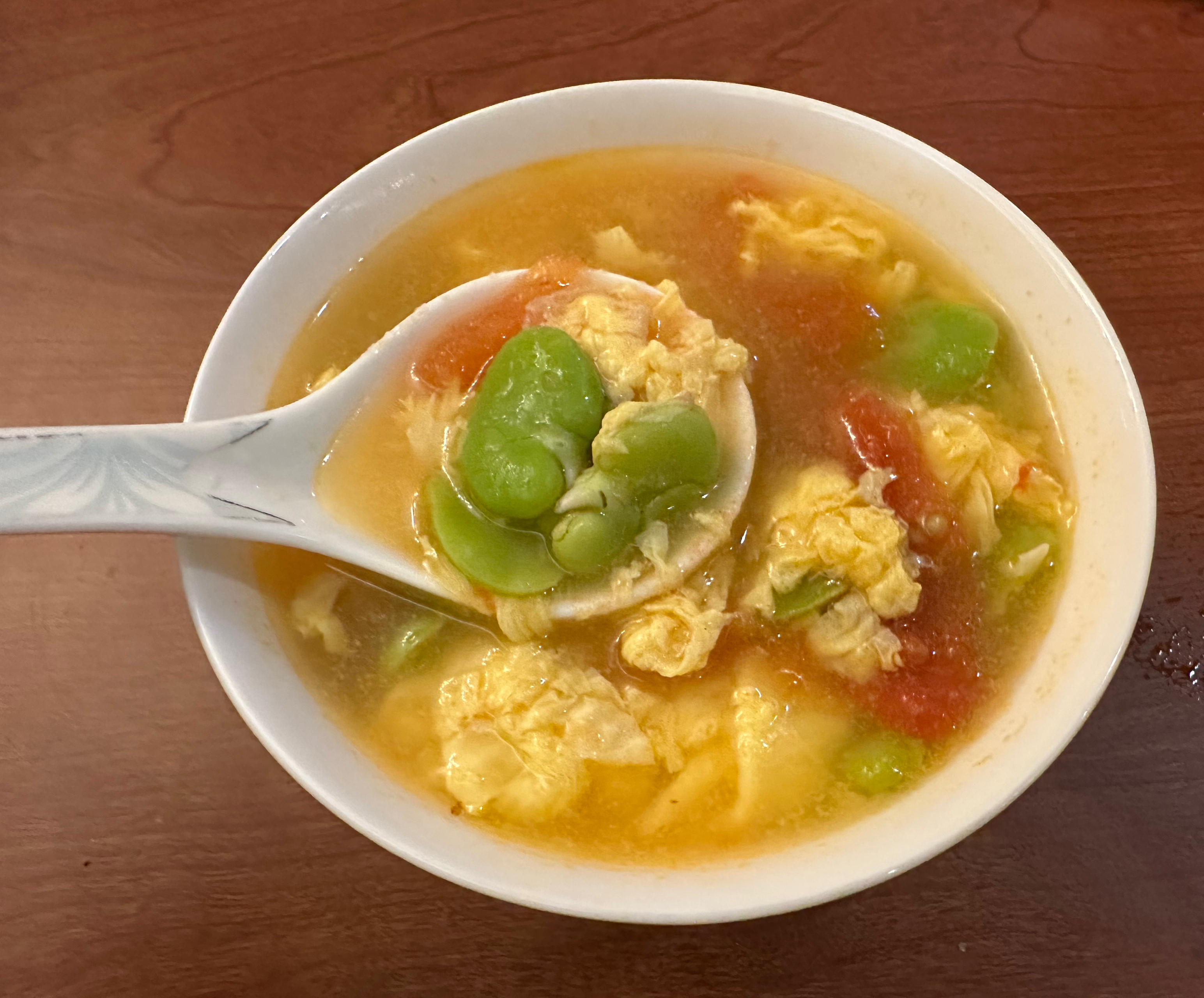 夏季美味减脂汤：番茄蚕豆米鸡蛋汤