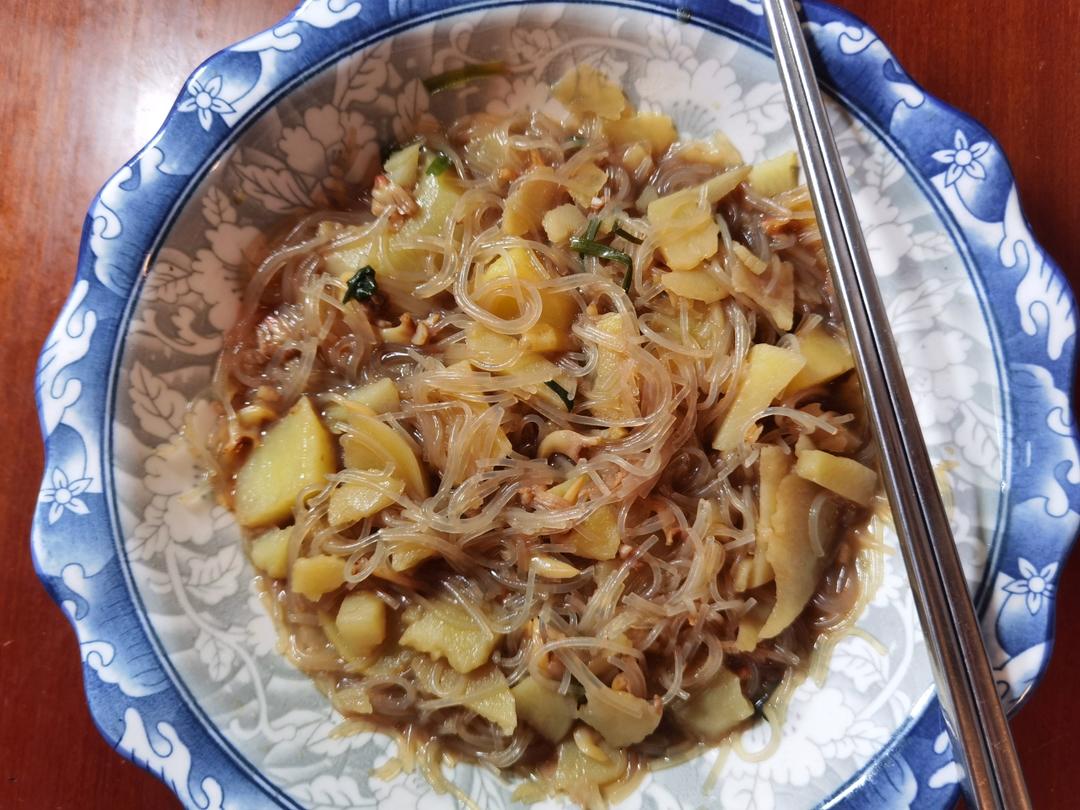 蛤蜊鲜虾粉丝煲