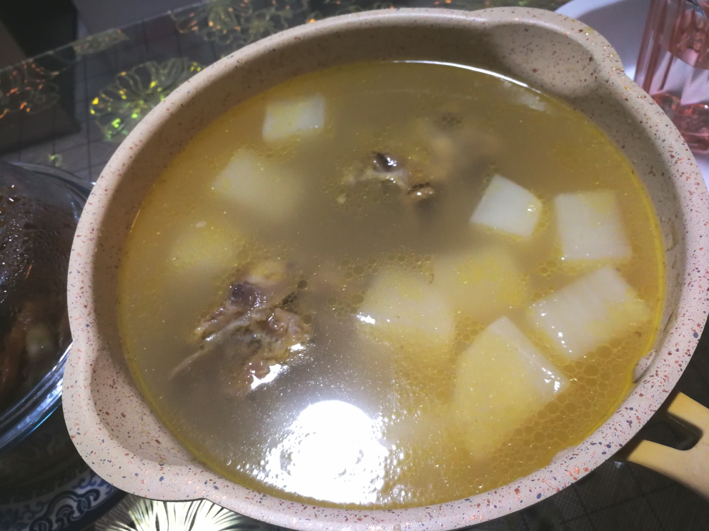 牛尾萝卜汤的做法