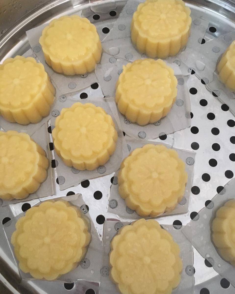 健康美味不上火、老少皆宜的蒸黄金冰皮南瓜月饼&附不需模具南瓜饼🎃压花视频