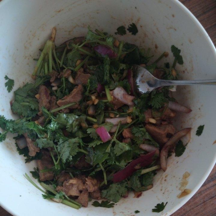 原来牛肉不炒不炖最好吃，大厨教你香菜拌牛肉，鲜香滑嫩下酒下饭