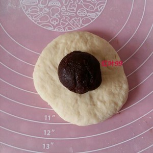 毛毛虫豆沙面包的做法 步骤4