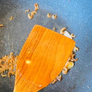 超鲜的海米炒香芹的做法 步骤4