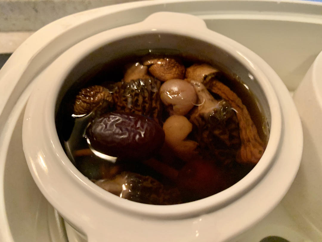 教你炖出最浓郁的羊肚菌姬松茸排骨汤