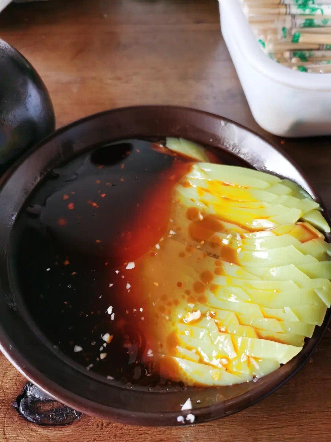 这绝对是秋葵颜值最高的做法，好看又好吃，端上桌最先光盘