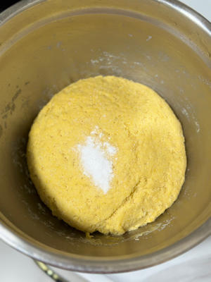 玉米面贴饼子的做法 步骤5
