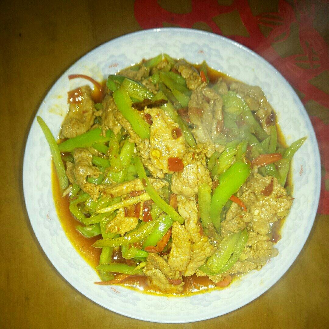 厨师长教你：“青椒牛肉丝”的家常做法，家乡的味道，先收藏了