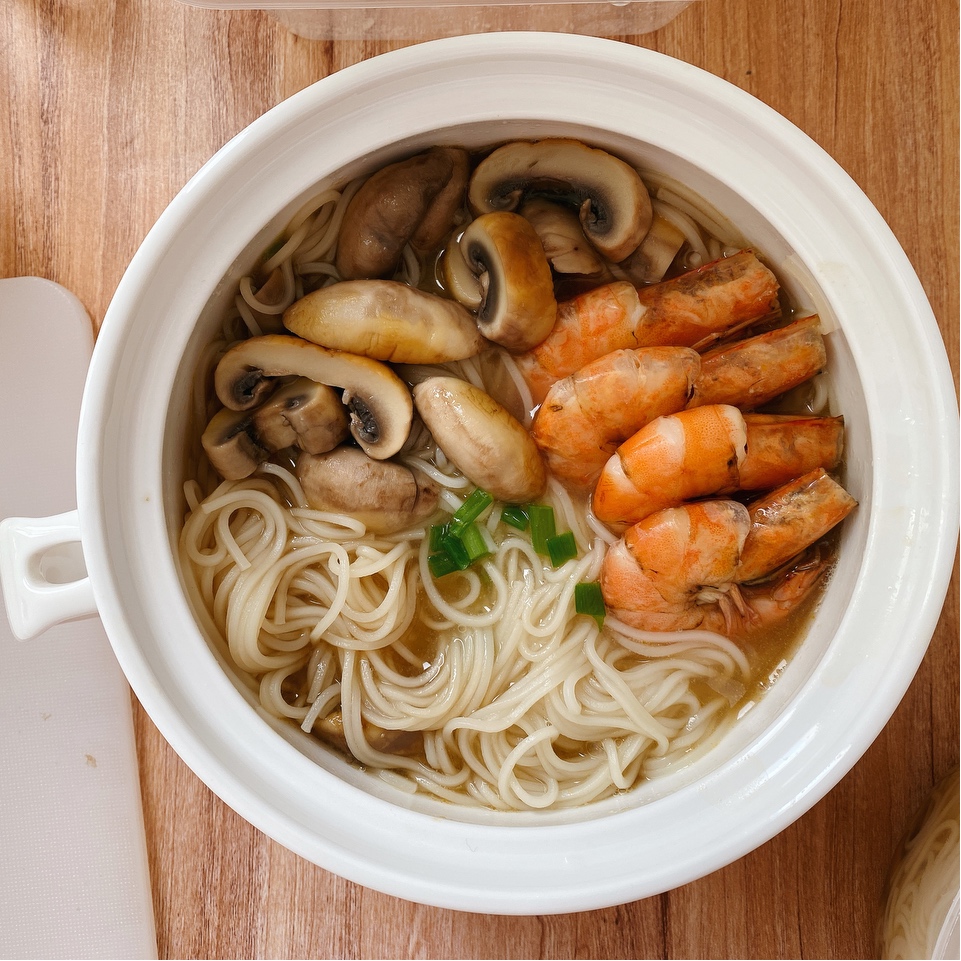 小电锅一人食｜口蘑鲜虾汤面的做法