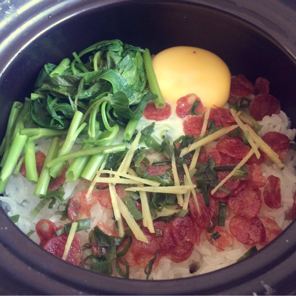 广式腊味煲仔饭