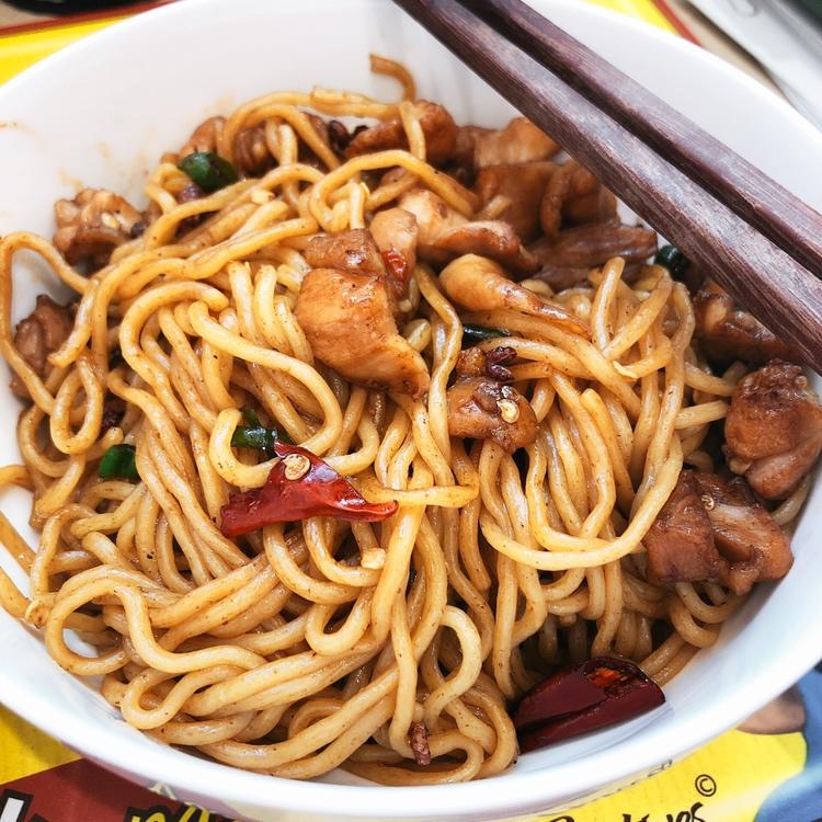 俞鱼于隅做的双椒鸡捞面