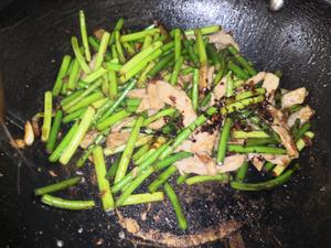 蒜苔炒肉，翠绿鲜嫩，你知道怎么做嘛？的做法 步骤5