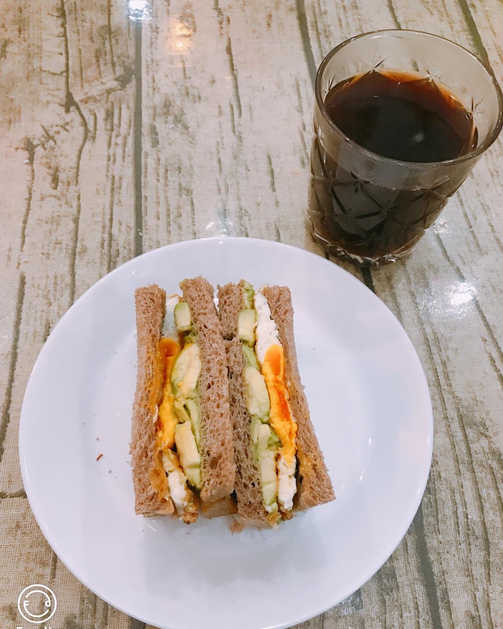 快手早餐 | 牛油果鸡蛋三明治