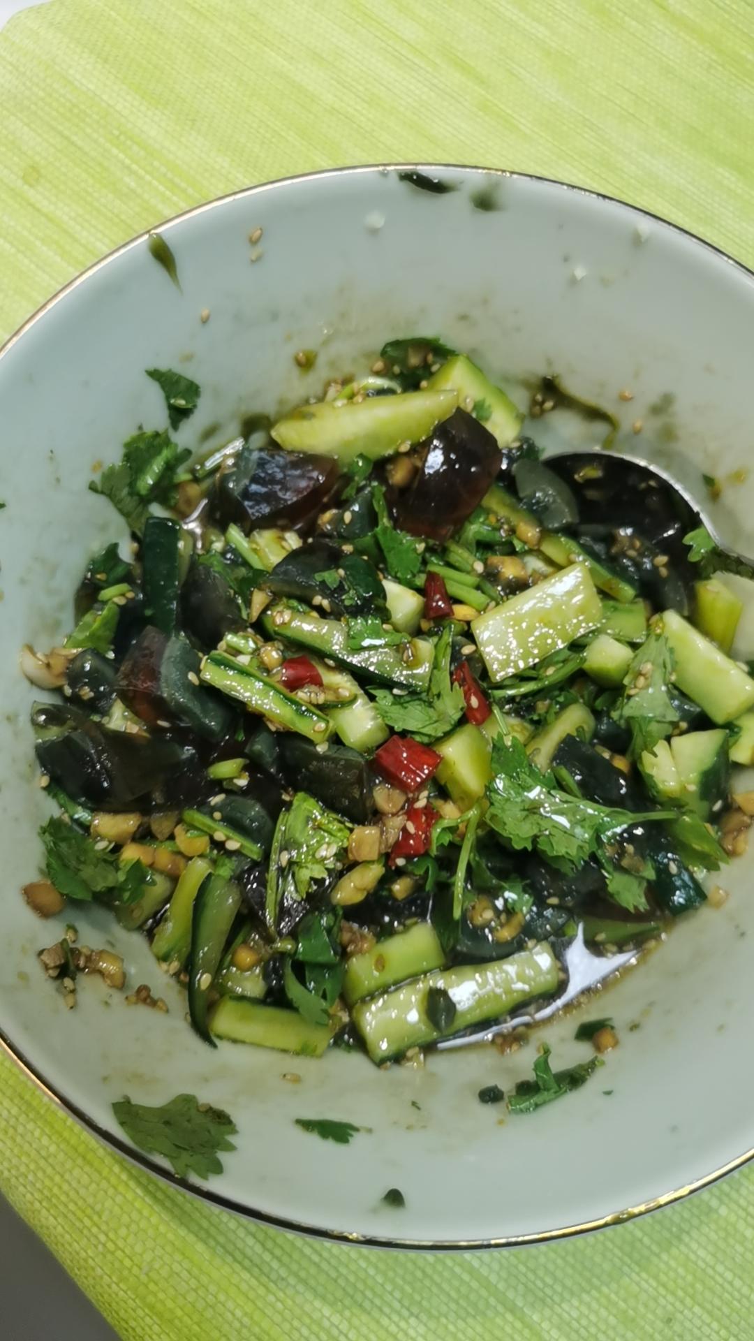 夏日开胃小凉菜“皮蛋拌黄瓜🥒”开胃减脂
