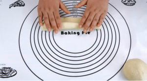 Bakingpie-卖个萌毛毛虫面包的做法 步骤7