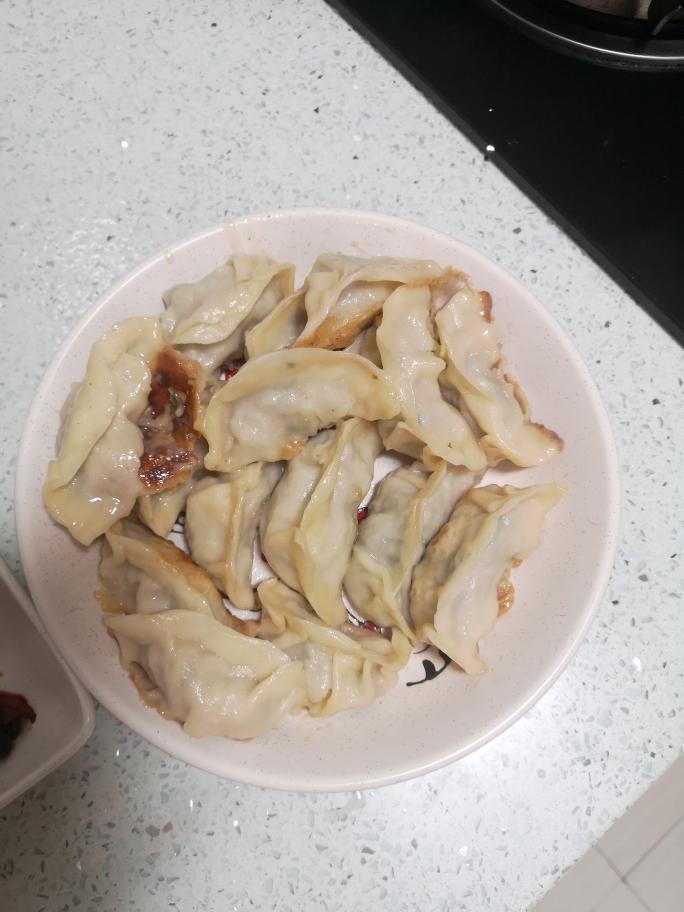 雨中的凌晨，煎饺温暖你的胃！