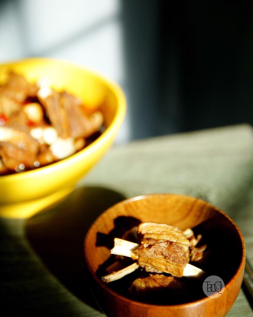 护城河桥头的一锅红焖羊肉