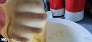 百吃不厌的葱香肉肠奶酪面包的做法 步骤2