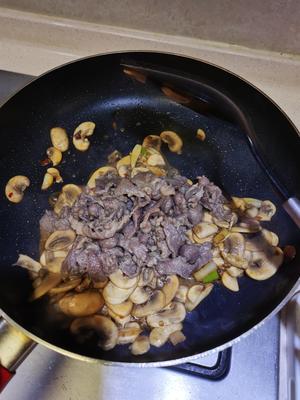 超下饭的牛肉片炒蘑菇的做法 步骤8