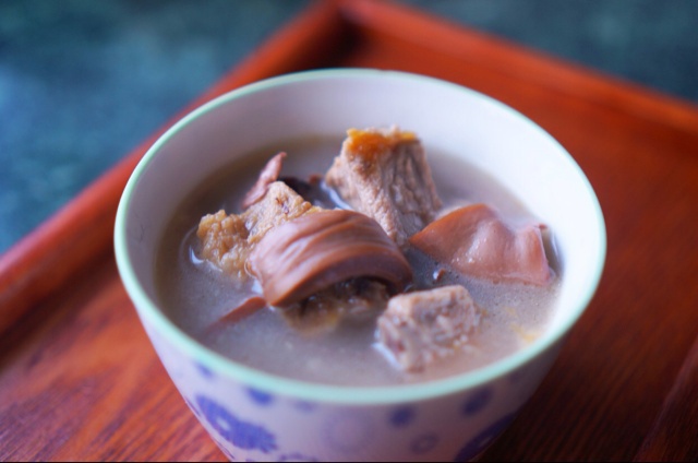 小喔哩哩的外婆做的鱿鱼排骨汤