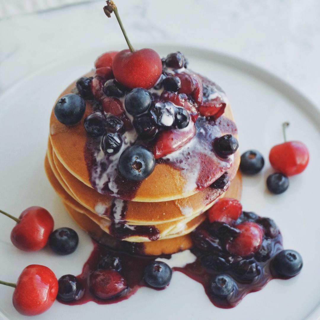 樱桃蓝莓朱古力PANCAKE