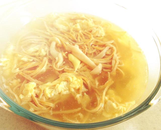 豆丝蟹味菇鸡蛋汤的做法